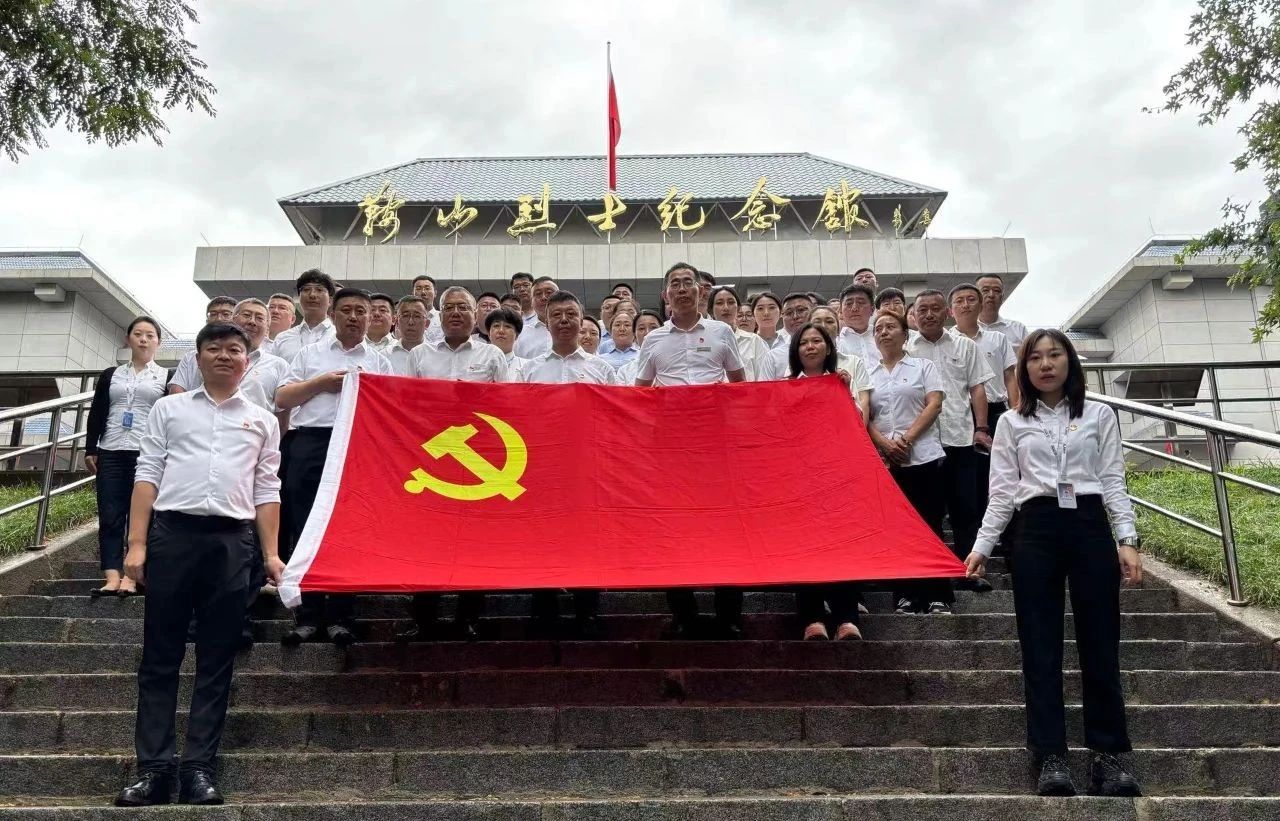 qy球友会官网集团、公服集团开展“忆初心、强党性、转作风、建新功”庆“七·一”主题党日活动